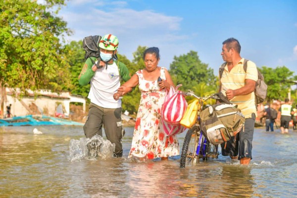 FOTOS: Inician las evacuaciones en la zona norte por ingreso de Iota