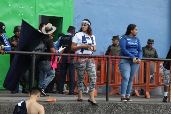 Bellas chicas adornan la final de ida Motagua vs Marathón en el Nacional de Tegucigalpa