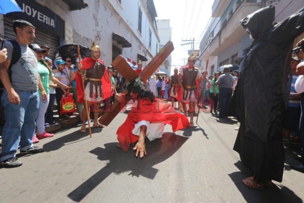 Conmovedor víacrucis en la capital retrata la pasión, muerte y resurreción de Jesús