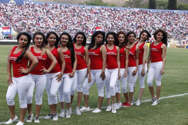 Hermosas chicas engalanan la final Olimpia - Real Sociedad