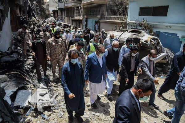 'Había gritos por todas partes': Superviviente cuenta horror del accidente de avión en Pakistán (FOTOS)