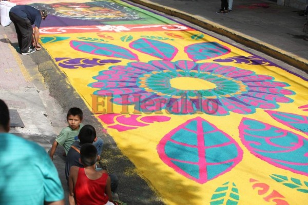 Color y tradición, las alfombras de aserrín que engalanan la Semana Santa (FOTOS)