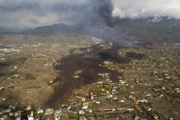 Evacuaciones y un cementerio por desaparecer: Sigue la odisea por erupción en España