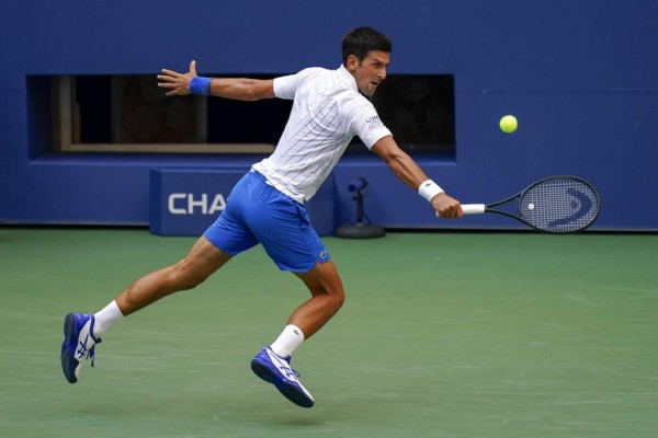 El momento en que Djokovic fue descalificado tras pelotazo contra jueza (FOTOS)