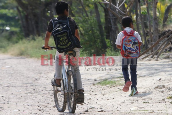 Sin internet ni aparatos tecnológicos: niños hondureños hundidos en la ignorancia