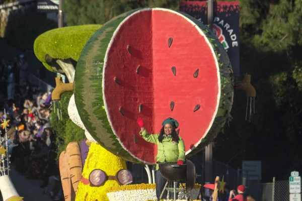 Con carrozas florales y animalistas, sorprende una vez más el Desfile de las Rosas 2022