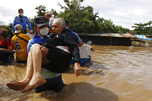 ¡Dispuestos a ofrendar su vida por Honduras! Imágenes de nuestros héroes afrontando el desastre Eta