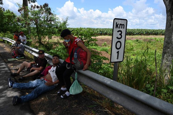 Bajo la lluvia, con niños y expuestos al covid-19, caravana migrante avanza hacia Guatemala