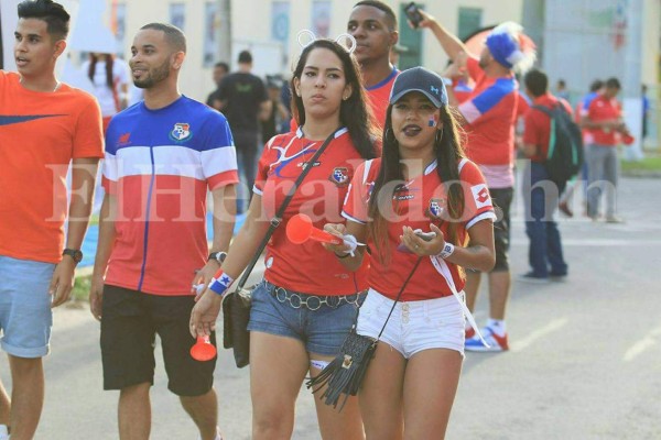 Panamá vs Honduras: Hermosas mujeres inundan el estadio Rommel Fernández