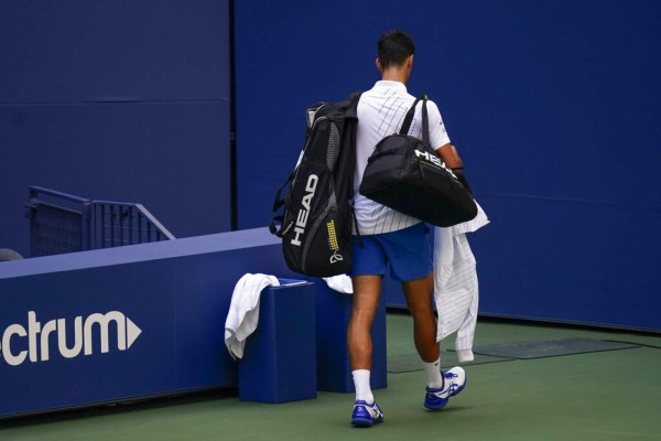 El momento en que Djokovic fue descalificado tras pelotazo contra jueza (FOTOS)