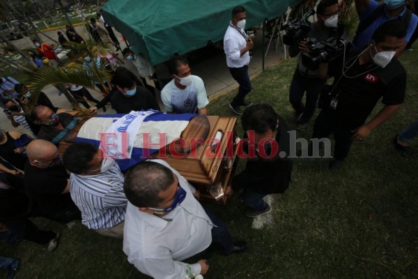 Discursos y llanto en la dolorosa despedida de Chelato Uclés, el Maestro de Honduras