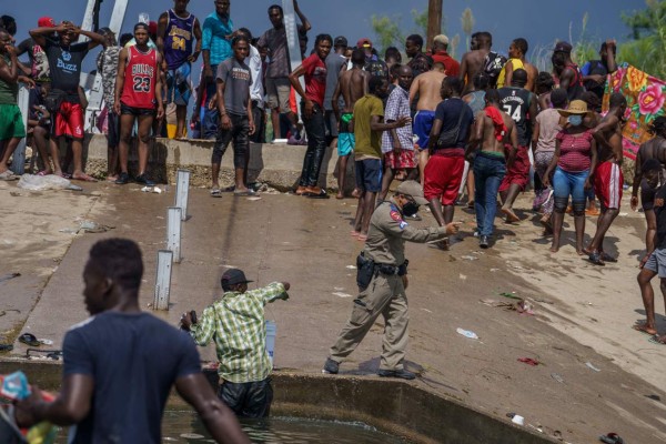 Desesperanza y miedo: imágenes de la odisea de haitianos en la frontera de EEUU