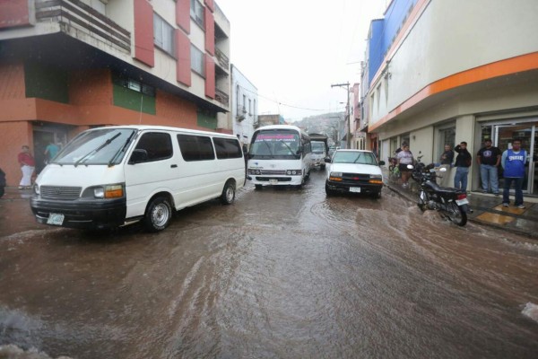 Fotos: Fuertes lluvias azotaron calles y avenidas de la capital de Honduras