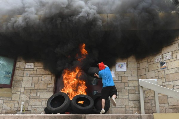 Estas imágenes delatan a joven detenido por quema de Embajada de EEUU en Honduras