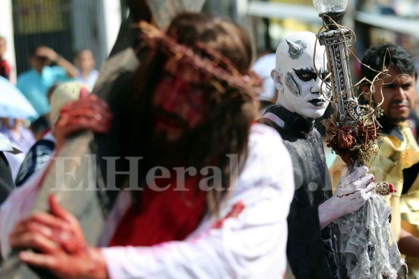 El espectacular Vía Crucis de Iglesia El Calvario que revive la pasión de Cristo