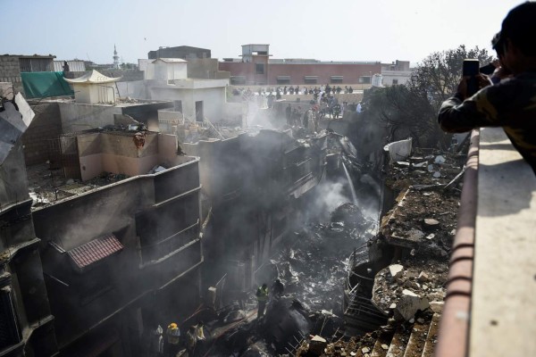 'Había gritos por todas partes': Superviviente cuenta horror del accidente de avión en Pakistán (FOTOS)