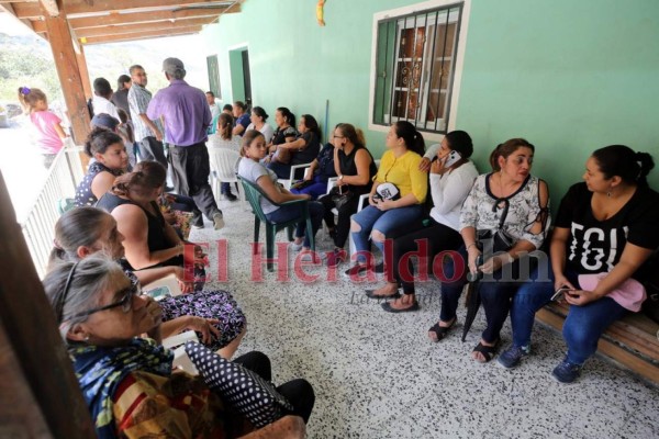 FOTOS: Llanto y dolor en velorio de mujer ultimada por alcalde de Nueva Armenia