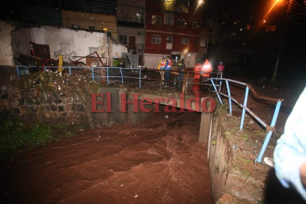 Vías interrumpidas y ríos desbordados dejan primeras lluvias en Honduras