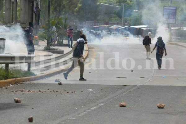 Las imágenes que no viste de la batalla campal entre el MEU y policías