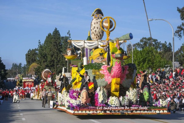 Con carrozas florales y animalistas, sorprende una vez más el Desfile de las Rosas 2022