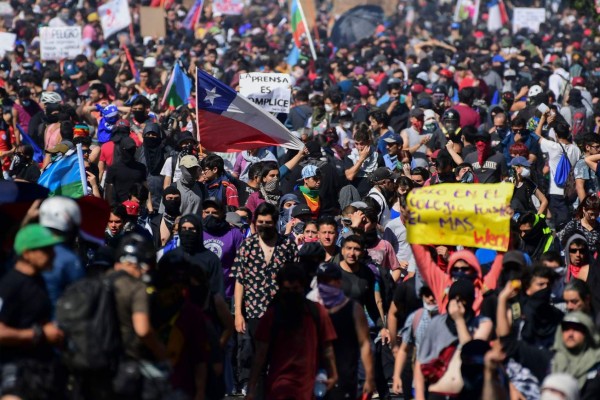 FOTOS: Miles marchan en quinta jornada de protestas en Chile