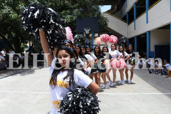 Las hermosas pomponeras del Instituto Renacimiento de la capital