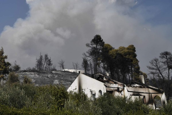 Así avanzan los incendios descomunales que devoran pueblos en Grecia