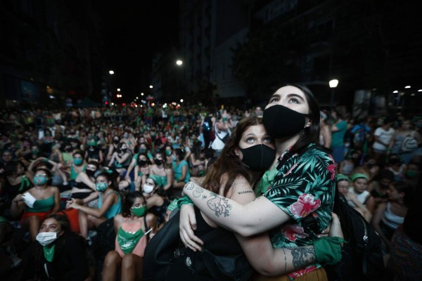 Entre llanto y gritos, Argentina reacciona ante legalización del aborto (FOTOS)