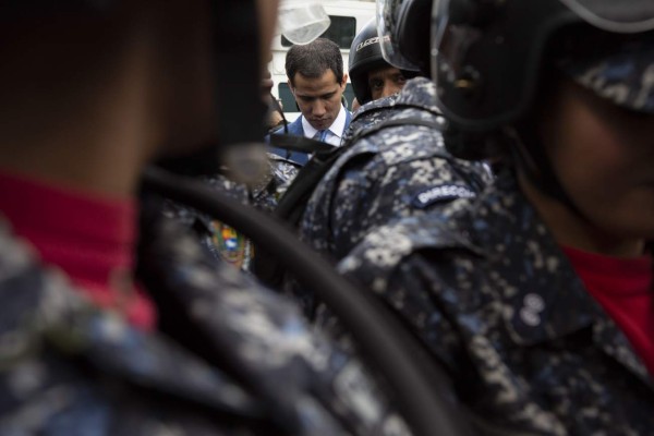 Venezuela: Guaidó se rehúsa a expulsión del Parlamento y así fue como hasta saltó las vallas del edificio