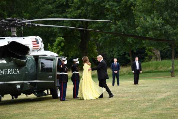 El vestido amarillo de Melania Trump que provocó comparaciones con 'La Bella y la Bestia'