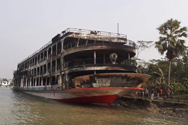 Las dolorosas imágenes tras el incendio que deja al menos 37 muertos en un ferry en Bangladés