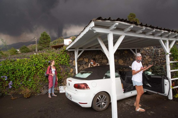 Evacuaciones y un cementerio por desaparecer: Sigue la odisea por erupción en España