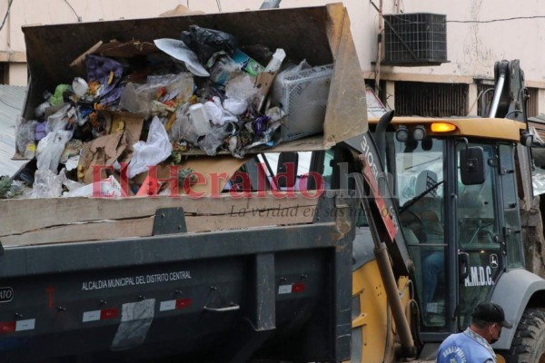 Hasta con maquinaria pesada sacaron basura de mercados capitalinos (FOTOS)