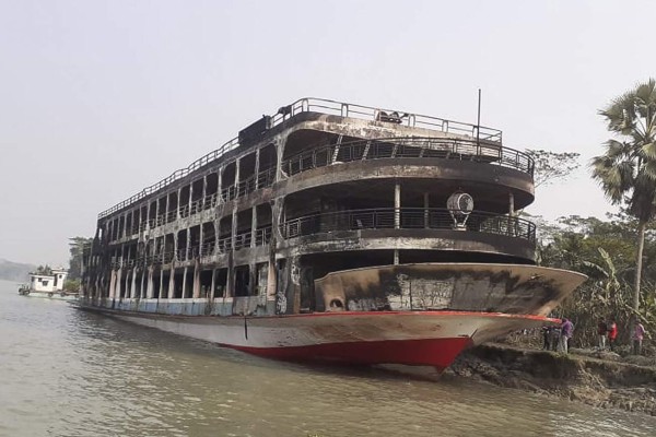 Las dolorosas imágenes tras el incendio que deja al menos 37 muertos en un ferry en Bangladés