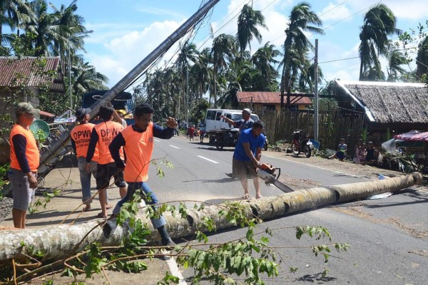 Las imágenes del devastador tifón que dejó al menos 28 muertos en Filipinas