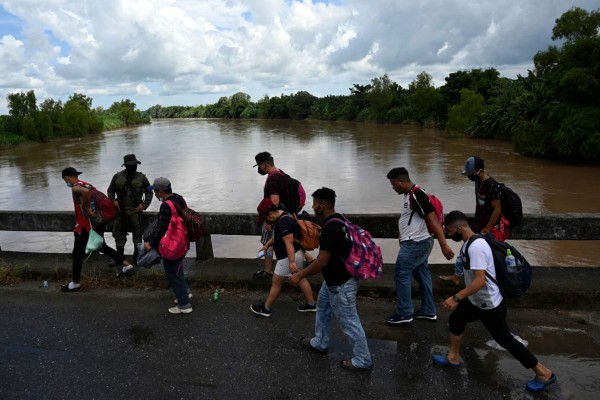 Bajo la lluvia, con niños y expuestos al covid-19, caravana migrante avanza hacia Guatemala