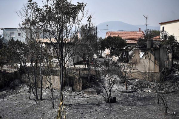 Así avanzan los incendios descomunales que devoran pueblos en Grecia