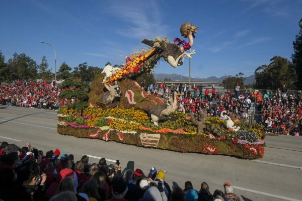 Con carrozas florales y animalistas, sorprende una vez más el Desfile de las Rosas 2022