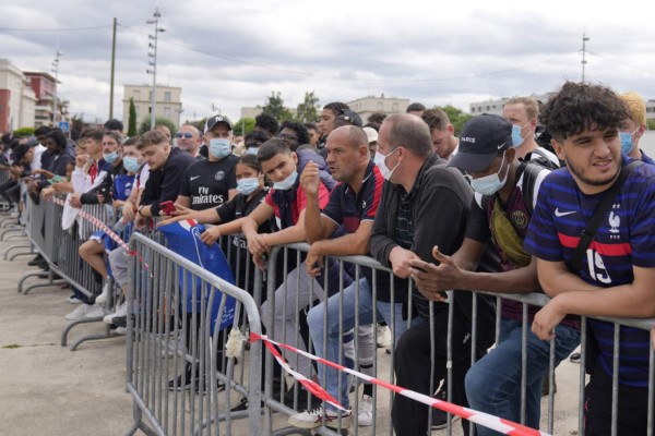 Algarabía y emoción tras llegada de Lionel Messi a París (FOTOS)