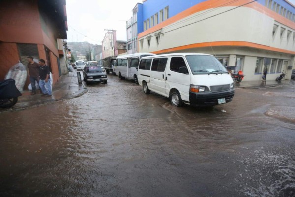 Fotos: Fuertes lluvias azotaron calles y avenidas de la capital de Honduras