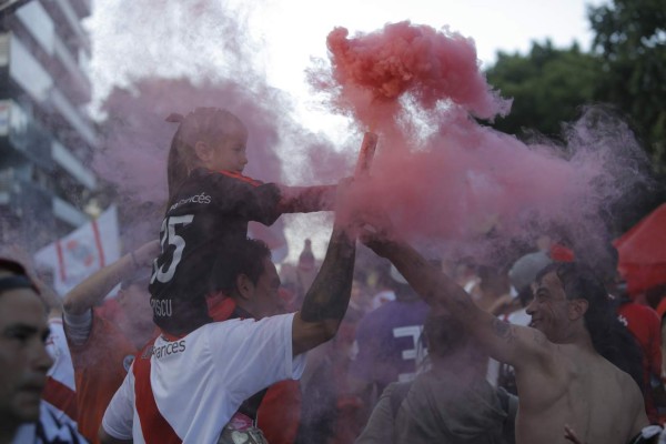 Copa Libertadores: Así fue el enfrentamiento entre hinchas por el que se suspendió la final River Plate vs Boca Juniors (FOTOS)