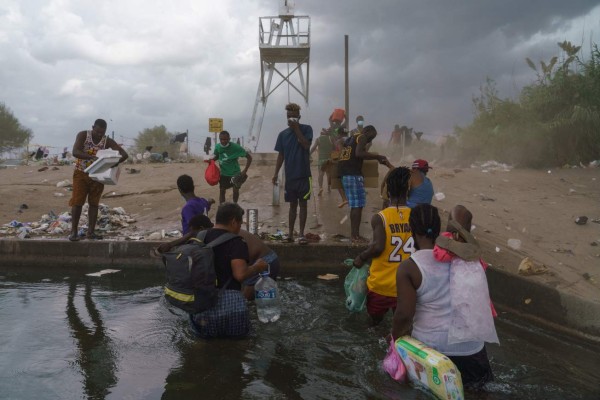 Desesperanza y miedo: imágenes de la odisea de haitianos en la frontera de EEUU