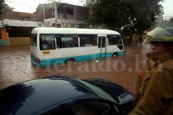 Dramático rescate de pasajeros de bus en la Kennedy tras inundación por lluvias