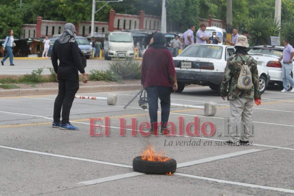 Las fotos de los destrozos que protagonizaron encapuchados en la UNAH