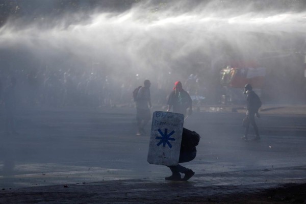 Las imágenes del incendio y violentos choques en nueva marcha en Chile