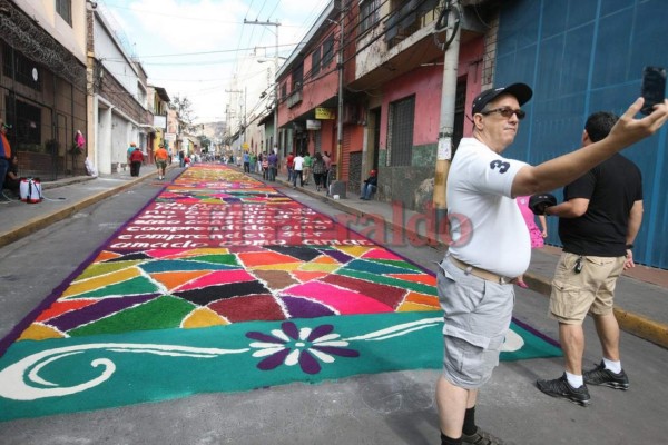 Color y tradición, las alfombras de aserrín que engalanan la Semana Santa (FOTOS)