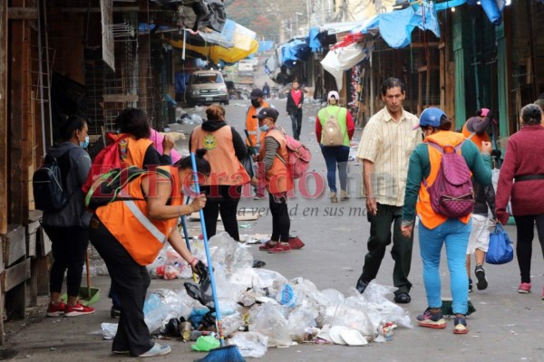 Hasta con maquinaria pesada sacaron basura de mercados capitalinos (FOTOS)