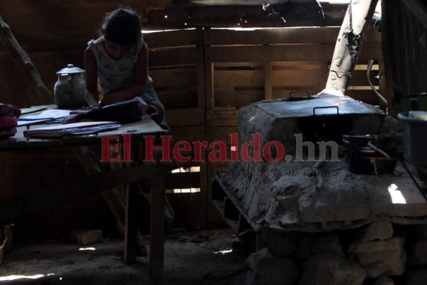 Sin internet ni aparatos tecnológicos: niños hondureños hundidos en la ignorancia