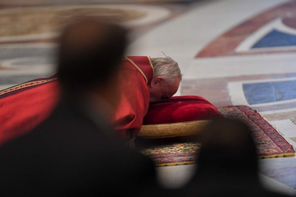 Papa Francisco conmemora la Pasión de Cristo postrado el Viernes Santo