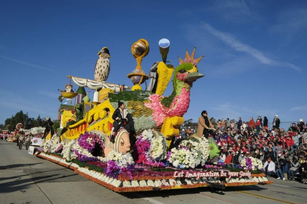 Con carrozas florales y animalistas, sorprende una vez más el Desfile de las Rosas 2022